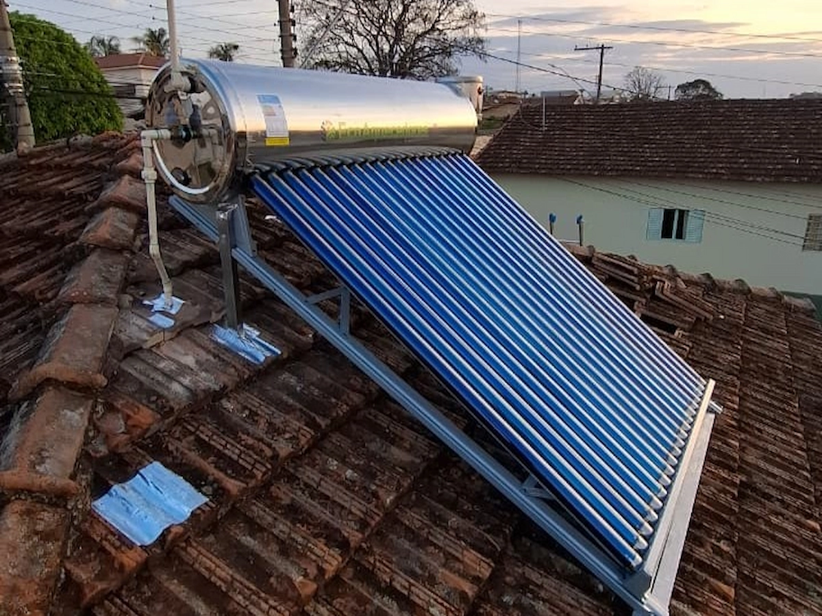 Sistema de aquecimento solar instalado em telhado residencial