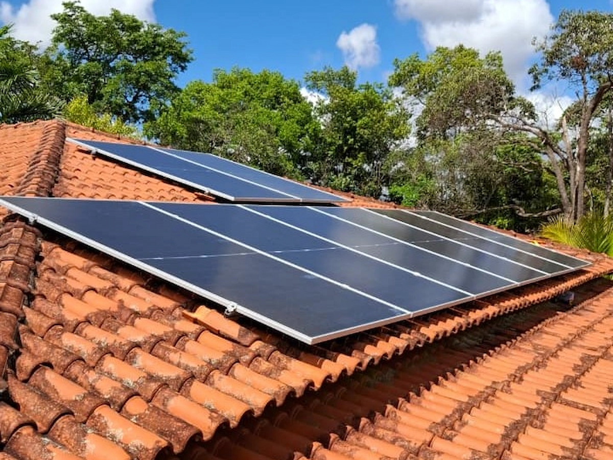 Painéis de energia fotovoltaica instalados em telhado residencial